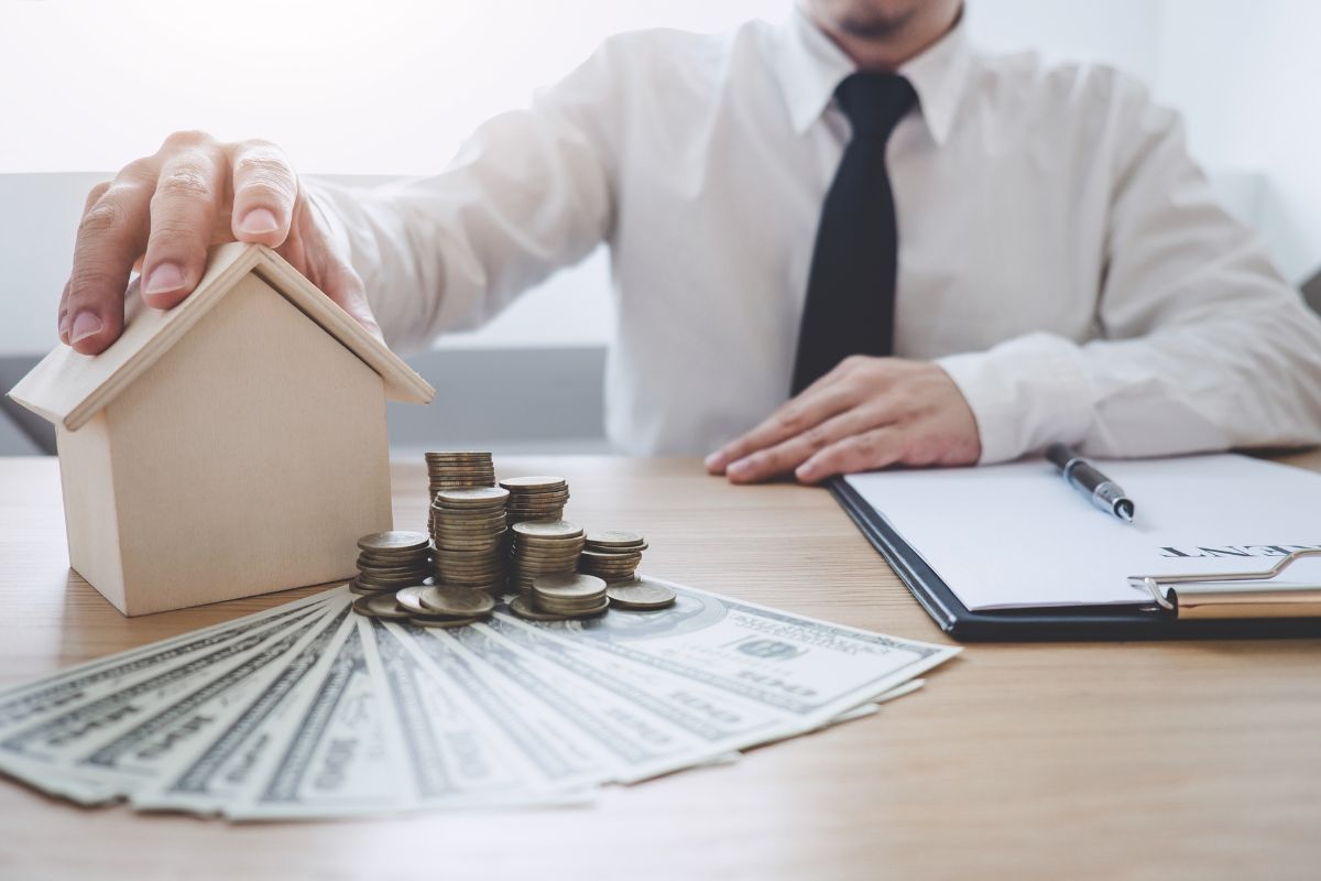 Un Homme Planifie Le Remboursement De Son Prêt Immobilier