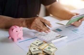 Homme Faisant Le Point Des Avantages Liés A Son Compte D Epargne A Rendement Eleve
