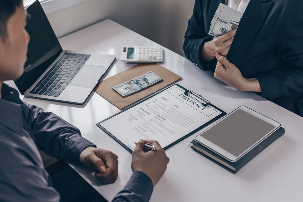 Signature D Une Offre Immobiliere Apres Sa Lecture Attentive