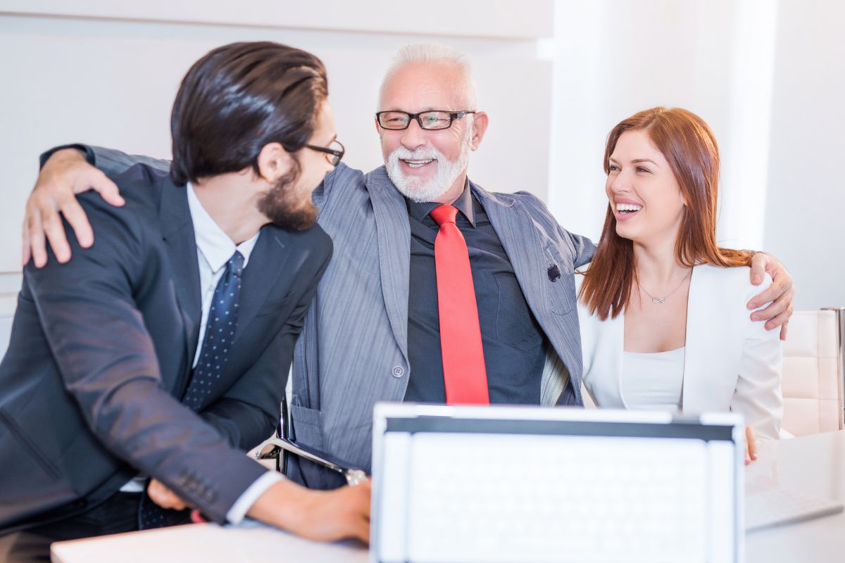 Un Chef D'entreprise Organise La Succession Au Sein De Son Entreprise Avec Ses Enfants