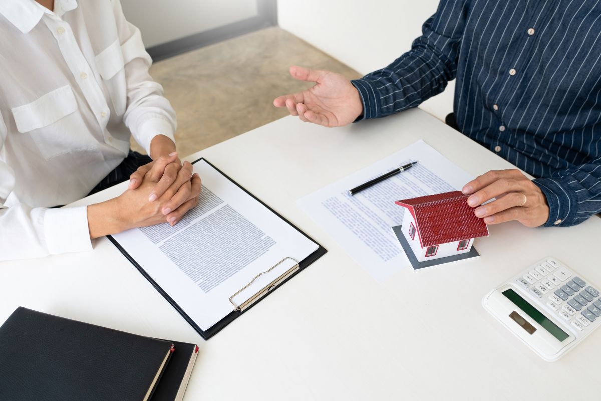 Un Courtier Immobilier Presente Les Modalites De L Acquisition D Une Propriete A Une Cliente.
