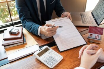 Un Homme Decouvre Les Conditions Pour Un Prets Hypothecaires A L Etranger