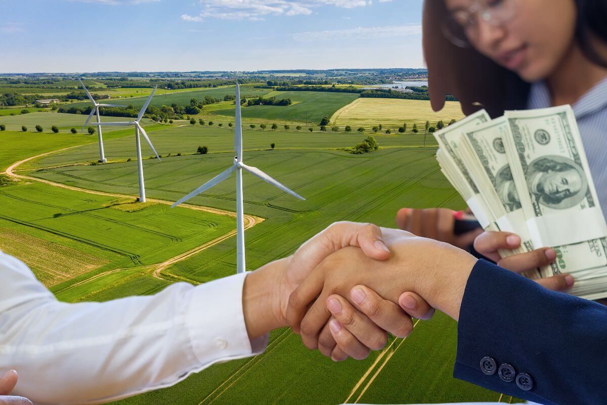 Un Homme Obtient Un Prêt Vert Pour Financer Ses Projets (1)