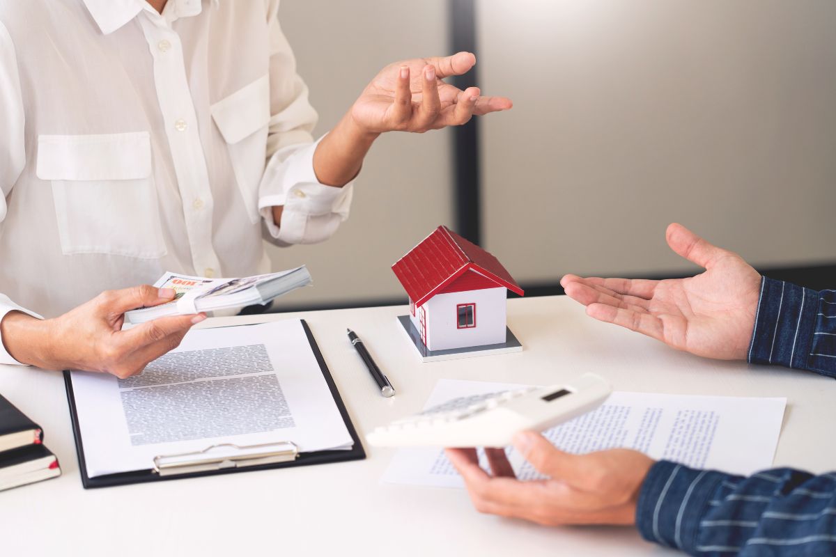 Une Femme Formule Clairement Ses Demandes Lors D Une Negociation De Credit Immobilier