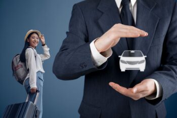 Une Voyageuse Protegee Par Une Assurance Vayage
