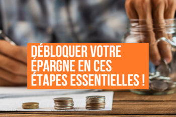 Personne mettant des pièces dans un bocal en verre, avec un texte en surimpression "DÉBLOQUER VOTRE ÉPARGNE EN CES ÉTAPES ESSENTIELLES !"