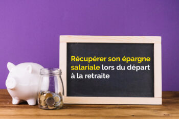 Une tirelire et un bocal de pièces sont posés sur une table à côté d'un tableau noir avec l'inscription "Récupérer son épargne salariale lors du départ à la retraite", suggérant un guide sur les étapes pour accéder à son épargne salariale à la retraite.