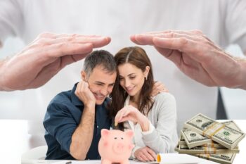 Un Couple Prepare Sa Retraite Grace Au Plan D Epargne Retraite Protege Par Une Assurance